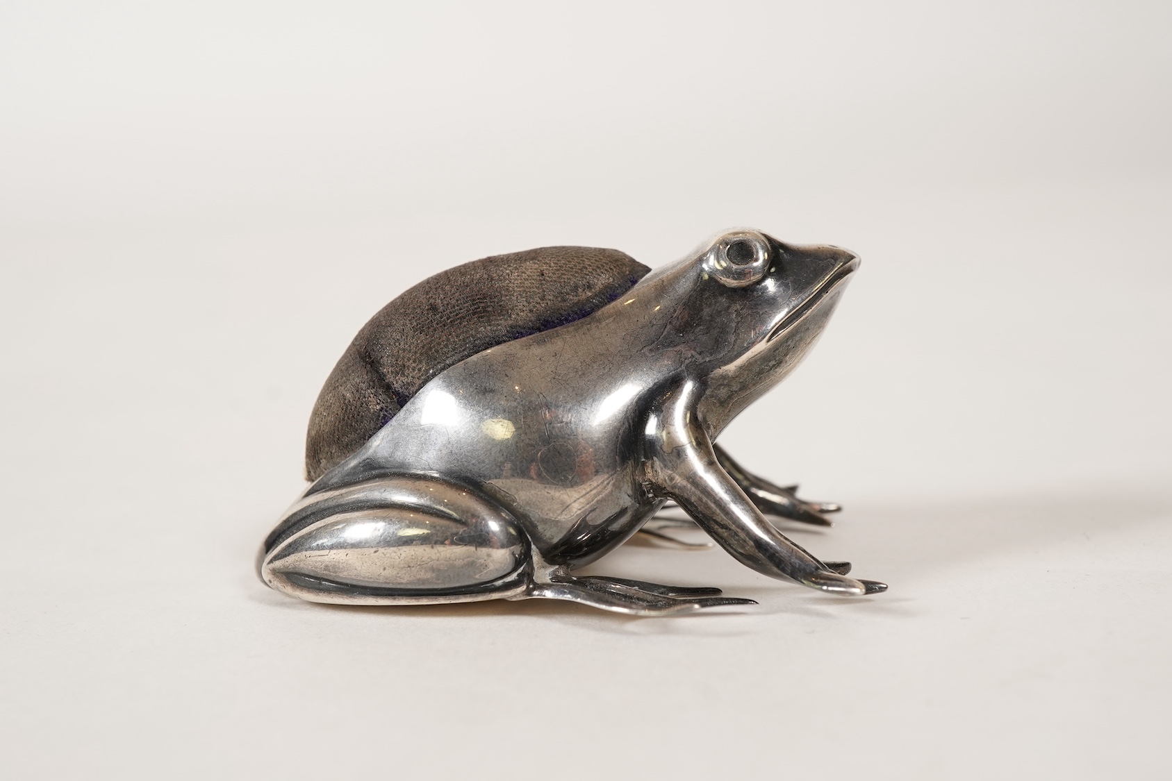 A George V novelty silver mounted pin cushion, modelled as a frog, by Adie & Lovekin